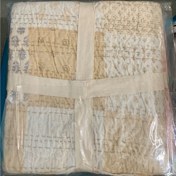 NIB Handmade Kantha Quilt in Cream and Gray - Picture 2 of 2